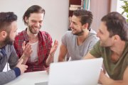 <p><img src="https://novosti-murmanskoy-oblasti.ru/uploads/posts/2024-12/1735399161_very-funny-joke-told-by-one-our-friends_329181-9949.jpg" alt="" /></p>

<p><em>Личными (или психологическими) границами в психологии называют понимание и ощущение собственного &laquo;Я&raquo; отдельно от окружающих.</em></p>

<p>Такие границы бывают слабыми, жесткими и гибкими. Человека с гибкими границами легко узнать: к нему люди испытывают настоящее уважение. Сегодня хочу подробно рассказать, как построить гибкие границы и добиться уважения без грубости. Для этого есть 4 правила.</p>

<p>1. Внутренний фундамент<br />Это индивидуальные психологические опоры, которые поддерживают нас изнутри, позволяют чувствовать себя цельной личностью и ощущать самоценность.</p>
<p>Что входит во внутренний фундамент:</p>
<p>Способность к рефлексии. Не подавлять свои эмоции и чувства, не заглушать их. Вместо этого я к ним прислушиваюсь, называю, анализирую их причины &mdash; и при необходимости выражаю.</p>
<p>Здоровая самооценка. Я адекватно оцениваю свои личные качества и внешние данные, уровень компетентности, количество и качество навыков соотносимо с другими людьми.</p>
<p>Внутренняя ориентация. Мое собственное мнение и ощущения всегда стоят на первом месте, а мнение окружающих я оцениваю во вторую очередь.</p>
<p>Ценности и идеалы. Я понимаю и уважаю свои личные морально-этические установки и ценности.</p>

<p>2. Уважение чужих границ<br />Человек с гибкими границами не отгораживается от мира, а взаимодействует с ним &mdash; с учетом личных границ окружающих людей.</p>
<p>Базовое уважение. Я одинаково вежливо веду себя со всеми окружающими. Не самоутверждаюсь перед подчиненными или обслуживающим персоналом, не заискиваю перед своим начальством.</p>
<p>Умение спокойно слушать и говорить. Я умею внимательно слушать и не перебивать собеседника, не язвить и не оскорблять его, даже если не разделяю его точку зрения. Я также могу спокойно объяснить человеку свою точку зрения, не переходя на личности.</p>
<p>Отказ от &laquo;перевоспитания&raquo;. Я признаю, что все люди разные и имеют право на свое мнение и образ мышления. Если человек систематически нарушает мои границы, я просто отдалюсь от него или вовсе прекращу общение.</p>

<p>3. Ситуативная гибкость<br />Если слабые границы &mdash; это решето, жесткие &mdash; это глухая колючая стена, то гибкие границы скорее напоминают упругий пластичный материал, податливый нашим рукам. Это не вынужденная мера, а удобный и полезный инструмент.</p>
<p>Ситуативная рефлексия и самоконтроль. Я не спешу давать моментальную реакцию на пассивную агрессию, насмешку, попытку манипуляции, грубость и другое нарушение своих границ. Я даю себе время прислушаться к своим ощущениям и внешним факторам.</p>
<p>Оценка рисков. Я не бросаюсь слепо в спор, а могу обдумать, стоит ли мне вообще в него ввязываться, или лучше отстраниться и не придавать ситуации особое значение.</p>

<p>4. Умение говорить &laquo;Нет&raquo;<br />Гибкие границы также означают умелую подачу возражения &mdash; человек умеет правильно отказывать окружающим.</p>
<p>Самоконтроль. Я контролирую свои эмоции и не начинаю возмущаться, не стыжу, не читаю нотаций, не упрекаю в манипуляциях.</p>
<p>Краткость. Я спокойно и коротко говорю &laquo;Нет&raquo; &mdash; без оправданий и объяснения личных причин, без пространных извинений.</p>
<p>Стойкость. Если человек настаивает на своей просьбе &mdash; упрашивает, упрекает, обвиняет, &mdash; я не поддаюсь на его провокации. Я спокойно выслушиваю его доводы, оцениваю ситуацию, при необходимости повторяю отказ и завершаю диалог.</p>

<p>Ранее мы <a href="https://novosti-murmanskoy-oblasti.ru/47467-glavnaya-oshibka-vashego-mesyaca-rozhdeniya-ona-den-za-dnem-razrushaet-vashu-zhizn.html">рассказывали</a>, как дата нашего рождения может разрушить нашу жизнь.</p>

<p><em>Ольга Артасова</em></p>
<p><em>Фото: freepik</em></p>