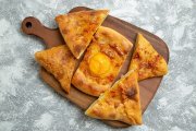 <p><img src="https://novosti-murmanskoy-oblasti.ru/uploads/posts/2024-12/1735400031_top-view-sliced-egg-pastry-baked-bread-white-background-bake-pastry-oven-dough-food-meal-bread-bun_140725-80258.jpg" alt="" /></p>

<p><em>Вкуснейший завтрак на сковороде &mdash; что может быть лучше утром, когда нет времени ни на что!</em></p>

<p>Я очень люблю готовить на завтрак эти ленивые хачапури. тесто можно сделать за 10 минут, а для приготовления вам и духовка не нужна &mdash; все готовится на сковороде. Идеальный вариант для завтрака!</p>

<p>Ингредиенты:<br />Кефир 350мл.<br />Соль 0,5ч.л.<br />Сода 1ч.л. без горки<br />Молоко 150мл.<br />Яйца 2шт.<br />Сыр 250г. (можно использовать брынзу, сулугуни или моцареллу)<br />Мука 220-250г.</p>

<p>В кефир добавляем соль, соду, перемешиваем, чтобы сода вступила в реакцию с кефиром. Добавляем яйца, молоко и взбиваем все венчиком. Далее добавляем натертый на крупной терке сыр, перемешиваем и всыпаем муку.</p>

<p>Сковороду смазываем растительным маслом, выкладываем тесто ложкой, разравниваем по сковороде и жарим лепешки с двух сторон до золотистого цвета на слабом огне.</p>

<p>Ранее мы <a href="https://novosti-murmanskoy-oblasti.ru/search/?q=хачапури">рассказывали</a> рецепт знаменитого грузинского пирога с сыром.</p>

<p><em>Ольга Артасова</em></p>
<p><em>Фото: freepik</em></p>