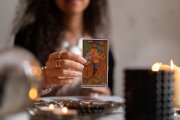 <p><img src="https://novosti-murmanskoy-oblasti.ru/uploads/posts/2024-12/1735401726_front-view-woman-reading-tarot_23-2150273199.jpg" alt="" /></p>

<p><em>Новый год &mdash; это возможность начать с чистого листа, выделить свои цели и направить энергию на реализацию самых заветных желаний.</em></p>

<p>В этом предсказании, основанном на выборе колоды, каждый может найти подсказки для себя.</p>

<p>Колода № 1: Рыцарь жезлов и восьмерка пентаклей<br />Эти карты символизируют сочетание страсти и упорного труда. Рыцарь жезлов &mdash; это энергия, смелость и желание двигаться вперед. Если у вас есть смелая идея или проект, который давно откладывается, 2025 год &mdash; идеальное время, чтобы воплотить его в жизнь.</p>
<p>Восьмерка пентаклей подсказывает, что для достижения цели потребуется обучение, практика и терпение.</p>
<p>Как начать 2025 год?<br />Эта комбинация карт &mdash; мощное послание: мечтайте, трудитесь и получайте удовольствие от своего пути. Ваша страсть и упорство могут сделать 2025 год незабываемым.</p>

<p>Колода № 2: Маг и Смерть</p>
<p>Эта комбинация говорит о трансформации и силе творить свою реальность. Это напоминание, что у вас уже есть все необходимое, чтобы реализовать свои мечты. Важно верить в себя и действовать.</p>
<p>Смерть символизирует избавление от прошлого, от всего, что больше не служит вам. Эта карта предлагает очистить пространство, чтобы впустить новое.</p>
<p>Как начать 2025 год?<br />Эти карты зовут вас к внутренней трансформации и проявлению своей силы. Это время для больших перемен, и все в ваших руках.</p>

<p>Колода № 3: Десятка жезлов и двойка пентаклей<br />Эти карты обращают внимание на необходимость баланса и заботы о себе. Десятка жезлов говорит о перегрузке и усталости. Это предупреждение: начните отпускать то, что тянет вас вниз.</p>
<p>Двойка пентаклей подсказывает: важно расставить приоритеты и сосредоточиться на том, что действительно важно.</p>
<p>Как начать 2025 год?<br />Эта комбинация карт напоминает: чтобы идти вперёд, важно не перегружать себя. Находите время для отдыха и делайте осознанный выбор.</p>

<p>Ранее мы <a href="https://novosti-murmanskoy-oblasti.ru/search/?q=гороскоп">рассказывали</a>, как спят разные знаки зодиака: кто долго нежится в постели.</p>

<p><em>Ольга Артасова</em></p>
<p><em>Фото: freepik</em></p>