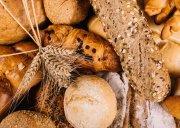 <p><img src="https://novosti-murmanskoy-oblasti.ru/uploads/posts/2024-12/1735402940_ear-wheat-whole-grain-loaves-different-bread_23-2147926653.jpg" alt="" /></p>


<p><em>Мягкий, воздушный, с аппетитной румяной корочкой и влажным, нежным мякишем. По вкусу этот хлеб очень похож на чиабатту.</em></p>

<p>Сегодня поделюсь простым рецептом хлеба. Пока для меня это самый удачный и самый лучший рецепт. Он точно получится у всех, даже у тех, кто будет печь домашний хлеб впервые. Продукты нужны самые простые, а на выходе мы получаем вкуснейший хлеб.</p>

<p>Ингредиенты:<br />вода &mdash; 350 мл<br />сахар &mdash; 1 ч. л. (5 г)<br />дрожжи сухие &mdash; 1,5 ч. л. (8 г)<br />соль &mdash; 1 ч. л. (5 г)<br />растительное масло &mdash; 30 мл<br />мука &mdash; 500 г<br />Дополнительно:<br />вода &mdash; для смазывания<br />мука &mdash; для посыпки</p>

<p>В тёплую воду добавляем сахар и сухие дрожжи. Перемешиваем, накрываем плёнкой и оставляем на 10-15 минут для активации дрожжей.</p>

<p>В миску или чашу миксера высыпаем просеянную муку, добавляем соль и перемешиваем.</p>

<p>Дрожжи активировались, осаживаем их и выливаем в муку с солью. Замешиваем тесто с помощью миксера 3-4 минуты.</p>

<p>Добавляем растительное масло без запаха и ещё раз вымешиваем тесто до гладкости и эластичности в течение 3-х минут.</p>

<p>Руки и стол смазываем растительным маслом и перекладываем тесто на рабочую поверхность. Складываем его конвертиком, сгибая поочерёдно стороны к центру и округляем.</p>

<p>Миску смазываем маслом, кладём тесто, накрываем полотенцем и ставим в тёплое место на 1.20-1.30 ч. Тесто должно увеличиться в размере в 2,5 раза.</p>

<p>Руки смазываем маслом.Рабочую поверхность и тесто подпыляем мукой, делим на 2 равные части &mdash; 2 буханки хлеба. Каждую часть округляем, подкатываем и накрываем пакетом. Оставляем на 15-20 минут.</p>

<p>Далее одну часть теста убираем пока в сторону. Первую часть присыпаем мукой и растягиваем руками в стороны. Затем складываем вовнутрь 2 края теста, заворачиваем центральную часть и повторяем, пока не скрутим всё тесто в рулет.</p>

<p>Хорошо защипываем шов и переворачиваем швом вниз. Так же формуем вторую буханку хлеба.</p>

<p>Перекладываем буханки на противень, застеленный бумагой для выпечки. Накрываем полотенцем и оставляем на расстойку на 15-20 минут. Затем смазываем поверхность простой водой и сверху посыпаем через сито мукой. Тонким острым ножом делаем по одному глубокому надрезу ближе к краю.</p>

<p>Ставим хлеб выпекаться в заранее нагретую до 220 градусов духовку на 20-25 минут. Достаём из духовки и даём остыть до тёплого состояния.</p>

<p>Ранее мы <a href="https://novosti-murmanskoy-oblasti.ru/47714-etot-vid-hleba-samyy-poleznyy-ego-nuzhno-est-kazhdyy-den-sovet-nutriciologa.html">рассказывали</a>, какой вид хлеба самый полезный.</p>

<p><em>Ольга Артасова</em></p>
<p><em>Фото: freepik</em></p>