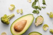 <p><img src="https://novosti-murmanskoy-oblasti.ru/uploads/posts/2024-12/1735404692_avocado-spinach-vegetables-white-background_23-2148332348.jpg" alt="" /></p>


<p><em>Многие любят авокадо, но не все знают, как правильно его выбирать, чтобы купить спелый и вкусный плод.</em></p>

<p>Сегодня хочу рассказать, как правильно выбирать авокадо и как правильно его хранить. Чтобы выбрать хорошее авокадо, следует обратить внимание, чтобы на кожуре не было темных пятен, порезов. Зрелое авокадо должно быть мягким на ощупь, при нажатии плод должен слегка проминаться. Под плодоножкой авокадо должно быть ярко-зеленого цвета.</p>

<p>Если авокадо целое, то храним его в пакете в холодильнике. Если вы уже разрезали плод и у вас осталась половина, то для того, чтобы авокадо не почернело, переложите его в контейнер кожей верх, залейте холодной водой и уберите в холодильник. так можно хранить до 2 суток.</p>

<p>Ранее мы <a href="https://novosti-murmanskoy-oblasti.ru/47513-otlichnaya-zakuska-nanovyy-god-prazdnichnye-rulety-uydut-sostola-pervymi.html">рассказывали</a> рецепт закуски к новогоднему столу из авокадо.</p>

<p><em>Ольга Артасова</em></p>
<p><em>Фото: freepik</em></p>