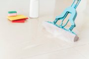 <p><img src="https://novosti-murmanskoy-oblasti.ru/uploads/posts/2024-12/1735405437_composition-cleaning-objects_23-2148104529.jpg" alt="" /></p>

<p><em>Знаю одно средство для того, чтобы полы в доме были чистыми и блестящими без разводов. Для этого понадобится очень популярный кухонный напиток.</em></p>

<p>Вы все его хорошо знаете и пьете каждый день, но даже не догадываетесь, что им можно мыть полы. Это черный чай. В нем содержится танин, который эффективно борется с бактериями и грибками.</p>

<p>Чтобы сделать домашнее средство для мытья полов, нужно заварить пакетик чая в кружке. Дайте ему настояться в течение 20 минут, после чего разбавьте водой в соотношении 1:3.</p>

<p>Но данный способ наиболее эффективен для деревянных покрытий темных оттенков. На светлых полах лучше сначала протестировать раствор на небольшом участке в незаметном месте. На очень темных полах можно использовать такую ​​смесь даже в соотношении чая и воды 1:2.</p>

<p>Ранее мы <a href="https://novosti-murmanskoy-oblasti.ru/47663-pochemu-odni-terpet-ne-mogut-bardak-v-dome-a-drugie-s-nim-spokoyno-zhivut-psiholog-ozvuchila-prichiny.html">рассказывали</a>, почему одни терпеть не могут бардак в доме, а другие с ним спокойно живут.</p>

<p><em>Ольга Артасова</em></p>
<p><em>Фото: freepik</em></p>