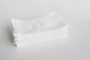 <p><img src="https://novosti-murmanskoy-oblasti.ru/uploads/posts/2024-12/1735413264_high-view-stacked-white-towels_23-2148251843.jpg" alt="" /></p>

<p><em>Сейчас вафельные белые полотенца уже не того качества, как в советские времена. Сейчас они более тонкие.</em></p>

<p>Недавно я нашла выкройку халата и решила сшить его из старых вафельных полотенец. Для него подойдет фасон кимоно, свободный покрой с запахом без пуговиц. Эта выкройка хороша и для тех, кто только начинает шить.</p>

<p>У меня было три куска ткани, поэтому я комбинировала и сшивала их вместе.</p>
<p>Для длины халата пристрочила две полосы из полотенец, каждую строчку обметала и прострочила по лицевой стороне.</p>

<p>Сделала соединительную строчку по полочке, потом она плавно переходит в рукав. То же самое сделала на второй полочке.</p>
<p>По линии горловины проложила стабилизирующую строчку.</p>

<p>Из ткани вырезала полосы шириной 11 см для планки. Приметала и пристрочила к халату, шов обметала и проложила отделочную строчку.</p>
<p>Подшила рукава и низ халата. Добавила два вместительных кармана. А по линии талии пристрочила хлястики для пояса.</p>

<p>Ранее мы <a href="https://novosti-murmanskoy-oblasti.ru/45086-blizhe-ktelu-kak-sshit-samodelnuyu-sumku-dlya-hraneniya-deneg-idokumentov-legko-nadet-nabryuchnyy-remen.html">рассказывали</a>, как сшить самодельную сумку для хранения денег и документов.</p>

<p><em>Ольга Артасова</em></p>
<p><em>Фото: freepik</em></p>