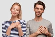 <p><img src="https://novosti-murmanskoy-oblasti.ru/uploads/posts/2024-12/1735415410_man-woman-casual-clothes-posing_273609-19257.jpg" alt="" /></p>

<p><em>Умение произвести хорошее первое впечатление сейчас &mdash; ценный навык. Каждая встреча и знакомство может открыть дверь к большим возможностям.</em></p>

<p>К сожалению, мало кто задумывается о том, что поведение и манера говорить могут безнадежно испортить первое впечатление о нас у собеседника. Я расскажу, на что обязательно нужно обратить внимание. И также поделюсь 3 простыми правилами, которые помогут расположить к себе человека.</p>

<p>Что может испортить первое впечатление?</p>

<p>1. Неуважение ко времени<br />Время &mdash; наш самый драгоценный ресурс, поэтому неуважение к нему некоторые могут воспринять очень негативно. Поэтому старайтесь планировать так, чтобы приехать раньше, особенно на первую встречу.</p>

<p>2. Несоответствующий внешний вид<br />&laquo;По одежке встречают&raquo; &mdash; это избитая фраза, но она до сих пор не потеряла своей актуальности. Даже если вы еще не сказали ни одного слова, собеседник уже вас оценил по внешнему виду. Для вашего собеседника важны всего два критерия:<br />вы &mdash; аккуратный человек или неряшливый?<br />ваша одежда соответствует случаю или нет?</p>

<p>3. Негативные эмоции<br />Нытиков и негативно настроенных людей не любят. Поэтому научитесь держать при себе свои негативные переживания и эмоции, не сваливая их на голову собеседнику, особенно, если вы видите его впервые.</p>

<p>Что нужно делать, чтобы расположить к себе человека?<br />1. Смотрите собеседнику в глаза.<br />2. Улыбайтесь искренне. Улыбка обезоруживает и вызывает доверие.<br />3. Называйте человек по имени. Если он представился только по имени, значит нужно обращаться к нему только по имени. Если же человек представился по имени и отчеству, значит и обращение должно быть соответствующее.</p>

<p>Ранее мы <a href="https://novosti-murmanskoy-oblasti.ru/47308-ottalkivayuschie-privychki-skakimi-kachestvami-nado-borotsya-mnenie-psihologov.html">рассказывали</a>, с какими качествами надо бороться.</p>

<p><em>Ольга Артасова</em></p>
<p><em>Фото: freepik</em></p>