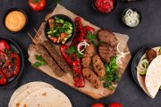 <p><img src="https://novosti-murmanskoy-oblasti.ru/uploads/posts/2024-12/1735417625_top-view-delicious-serbian-food-arrangement_23-2149358048.jpg" alt="" /></p>


<p><em>Я часто после посещения ресторанов пробую готовить дома блюда, которые мне понравились. Не всегда получается так же идеально, но точно получается вкусно.</em></p>

<p>У меня было любимое блюдо &laquo;кебаб Самарканд&raquo;. Но в интернете я не могла найти такого рецепта. И решила, что буду готовить сама, на глаз.</p>

<p>Приготовила &mdash; и у меня получился очень вкуснейший кебаб. Поэтому делюсь своим рецептом. Обязательно попробуйте.</p>

<p>Ингредиенты:<br />Мука &mdash; 3 стакана<br />Пиво светлое (можно взять кефир или сметану) &mdash; 1 стакан<br />Масло сливочное или маргарин &mdash; 300 г<br />стакан 250 мл<br />Ребра барашка</p>

<p>В чашу измельчителя всыпала муку и соль. Добавила холодное сливочное масло и измельчила в крошку.</p>

<p>Затем влила холодное пиво и амесила тесто. Переложила его в пакет и убрала в холодильник на 30 минут.</p>

<p>Мясо собрала к краю мясистой части. Посолила и поперчила со всех сторон.</p>

<p>Тесто разделила на части. Раскатала каждую часть в тонкий пласт. В центр выложила ребрышко с мясом. Защепила края. Выложила на противень.</p>

<p>Яичный желток смешала со сливками 1:1 и при помощи кулинарной кисти смазала тесто. Посыпала кунжутом и поставила в духовку на 180 градусов на 1 час.</p>

<p>Ранее мы <a href="https://novosti-murmanskoy-oblasti.ru/44534-bystryy-plov-recept-prigotovleniya-blyuda-kak-vsredney-azii-sekret-vzirvake.html">рассказывали</a> рецепт быстрого плова.</p>

<p><em>Ольга Артасова</em></p>
<p><em>Фото: freepik</em></p>