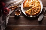 <p><img src="https://novosti-murmanskoy-oblasti.ru/uploads/posts/2025-01/1736356638_delicious-apple-pie-composition_23-2149055407.jpg" alt="" /></p>

<p><em>Этот пирог готовится чуть дольше обычной шарлотки</em></p>
<p><br />Этот невероятно вкусный яблочный пирог с заварным кремом готовится очень просто и быстро. Он красивый, аппетитно выглядит и точно понравится всем. Ингредиенты:</p>
<p><br />Заварной крем:<br />&bull; молоко &mdash; 600 мл;<br />&bull; яйца &mdash; 2 шт.;<br />&bull; сахар &mdash; 70 г;<br />&bull; ванильный экстракт &mdash; несколько капель;<br />&bull; кукурузный крахмал &mdash; 3 ст. л.;</p>

<p>Песочное тесто:<br />&bull; яйца &mdash; 2 шт.;<br />&bull; сахар &mdash; 100 г;<br />&bull; соль &mdash; щепотка;<br />&bull; растительное масло &mdash; 100 мл;<br />&bull; разрыхлитель &mdash; 8 г;<br />&bull; мука &mdash; 300 г;</p>

<p>Дополнительно:<br />&bull; яблоки &mdash; 2 шт.;</p>

<p>Процесс целесообразней начинать с приготовления заварного крема, так как ему надо будет время остыть. В миске соединяем яйца, сахар и ванильный экстракт. Перемешиваем венчиком до однородности. Затем вливаем сюда 100 мл молока и высыпаем кукурузный крахмал.</p>
<p><br />Оставшееся молоко переливаем в кастрюлю и ставим ее на плиту. Затем тонкой струйкой вливаем подготовленную смесь. Варим заварной крем на умеренном огне, пока он не загустеет.</p>
<p><br />Пока крем остывает, готовим песочное тесто. В миске соединяем яйца, сахар, соли и масло. Теперь в тесто высыпаем практически всю муку и разрыхлитель. Замешиваем эластичное и не тугое тесто, которое отправляем в холодильник на 15-20 минут.</p>
<p><br />После этого выкладываем тесто в форму для запекания, сверху выкладываем остывший заварной крем. Сверху украшаем тонкими яблочными ломтиками. Выпекаем в духовке при 200 градусах около 25 минут.</p>

<p>Ранее мы рассказывали, как приготовить <a href="https://novosti-murmanskoy-oblasti.ru/47518-sharlotka-po-moldavski-prosto-gotovit-vkusno-est.html">шарлотку по-молдавски.</a></p>

<p><em>Айгуль Булатова</em></p>
<p><em>Фото: Freepik</em></p>

