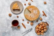 <p><img src="https://novosti-murmanskoy-oblasti.ru/uploads/posts/2025-01/1736359715_carrot-cake-with-2020-candles-cup-tea-grey-concrete_114579-4864.jpg" alt="" /></p>

<p><em>Для начинки пирога используют орехи и сухофрукты</em></p>
<p><br />Ботлихский пирог традиционно заказывают на свадьбы, дни рождения, именины, так что ни одно торжество в Дагестане не обходится без этой ароматной выпечки. Традиционный ботлихский пирог готовят на бездрожжевом тесте, именно поэтому он долго не портится и не черствеет. Ингредиенты:</p>
<p><br />Для теста:<br />&bull; 400 г муки;<br />&bull; 100 г сахара;<br />&bull; 1 яйцо;<br />&bull; 100 г сметаны;<br />&bull; 100 г сливочного масла;<br />&bull; 1 ч. л. соды;<br />&bull; 2 ст. л. молока;</p>
<p><br />Начинка:<br />&bull; 250 г сухофруктов;<br />&bull; 150 г орехов (грецкие, миндаль);<br />&bull; 100 г сахара;</p>

<p>Во взбитые с сахаром яйца добавляем сметану с содой, все перемешиваем. Затем кладем размягченное сливочное масло. Добавляем порциями муку, перемешиваем и быстро замешиваем тесто.</p>
<p><br />Тем временем сухофрукты заливаем кипятком, измельчаем в блендере или мясорубке. То же самое проделываем и с орехами.</p>

<p>Тесто делим на три части, первую выкладываем на дно формы для запекания. Поверх него выкладываем ореховую начинку, сверху вторую часть теста. На нее выкладываем начинку из сухофруктов.</p>

<p>Закрываем пирог третьим куском теста, сверху смазываем молоком, украшаем оставшимися орехами. Выпекаем десерт в духовке при 180 градусах примерно 25 минут.</p>

<p>Ранее мы рассказывали, как приготовить ароматный <a href="https://novosti-murmanskoy-oblasti.ru/47809-recept-rodom-iz-detstva-gotovlyu-limonnik-ili-samyy-vkusnyy-limonnyy-pirog-.html">лимонник.</a></p>

<p><em>Айгуль Булатова</em></p>
<p><em>Фото: Freepik</em></p>


