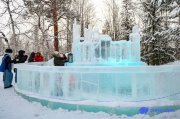<p><img src="https://novosti-murmanskoy-oblasti.ru/uploads/posts/2025-01/1736427377_0w9razhrhp8.jpg" alt="" />На семейном фестивале &laquo;Зимандра&raquo; в Мончегорске установили сразу два рекорда России, сообщили организаторы.</p>
<p><br />Так, во время фестиваля его гостями и участниками был вытоптан самый большой снежный мурал. Размер снежного полотна на озере Лумболка составил 5489,12 квадратных метров.<br /><br />Еще одни рекордом стало создание самого большого ледяного бара России площадью в 42,41 квадратных метра.<br /><img src="https://novosti-murmanskoy-oblasti.ru/uploads/posts/2025-01/1736427390_kytjtmh-t-q.jpg" alt="" /><br />Результаты рекордов на главной сцене огласил представитель Реестра рекордов России Юрий Черных.</p>
<p><br /><span style="font-size: 14pt;"><em>&mdash; Эти рекорды новые. Главное &mdash; всегда быть первыми. Совсем скоро эти достижения можно будет увидеть на просторах Интернета, на официальных сайтах. Благодарю организаторов мероприятия Агентство развития Мончегорска, а также поздравляю всех, кто участвовал в установлении рекордов, &mdash; отметил он.</em></span><br /><br />Кроме того, еще одним рекордом для оргкомитета стало проведение &laquo;Зимандры&raquo; при морозе в -35&deg;.<br /><br /><span style="font-size: 14pt;"><em>&mdash; Кстати, есть ещё и новый собственный рекорд! &laquo;Зимандра&raquo; прошла при самом большой минусовой температуре, &mdash; подчеркнули организаторы фестиваля</em></span>.<br /><br /><em>Фото: Кристина Коняхина, https://vk.com/zimandra</em></p>