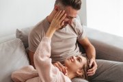 <p><img src="https://novosti-murmanskoy-oblasti.ru/uploads/posts/2025-01/1736442413_smiling-woman-lying-legs-her-boyfriend-couch-home_171337-325.jpg" alt="" /></p>

<p><em>Представительниц прекрасного пола часто мучает вопрос: ради какой женщины мужчина готов свернуть горы?</em></p>

<p>Сегодня хочу подробнее поговорить на эту тему и перечислить несколько пунктов, которые мужчина всегда замечает в женщине и благодаря которым он влюбляется в нее.</p>

<p>1. Приятный естественный запах<br />Хороший парфюм никогда не превзойдет естественный аромат, который исходит от человека. Во многом сближение мужчины и женщины зависит от того, насколько ему понравится ее природный аромат. Именно он сводит мужчину с ума, а не дорогие духи.</p>

<p>2. Реальная заинтересованность<br />Женщина, общаясь с мужчиной не должна притворяться, что ей интересно. Важно реально проникнуться тем, о чем он рассказывает. Мужчина сразу понимает, что женщина обмануть его с помощью поддельного интереса. Но такая женщина никогда не интересует мужчину. И без честности и открытости ни одни отношения не смогут просуществовать долго.</p>

<p>3. Внешнее сходство с мамой<br />В душу мужчины западает именно та женщина, которая сильно похожа на его маму или бабушку. Тут все дело в ассоциациях, которые появились у мужчины в детстве. Мамы, старшие сестры или бабушки &mdash; первые женщины, о которых вообще узнает мужчина. Поэтому их черты лица он принимает за некий идеал. Мужчина на подсознательном уровне сравнивает появившуюся в его жизни женщину с родственниками и пытается найти схожие черты. Если они есть &mdash; у женщины гораздо больше шансов понравится мужчине и построить с ним даже крепкую семью.</p>

<p>4. Схожее чувство юмора<br />Мужчины любят шутить над своими женщинами и больше всего удовольствия они получают от ответной реакции. А если женщина не только смеется над шутками своего мужчины, но и сама умеет колко шутить в ответ, то в глазах мужчина она будет идеальной.</p>

<p>5. Легкость и спокойствие<br />Если женщина все время нервничает, очевидно, что мужчина никогда не сможет расслабиться рядом с ней и будет чувствовать напряжение. Мужчины ценят женщин, с которыми всегда комфортно провести время вне зависимости от настроения и времени суток. Они ассоциируются у мужчин с лекарством, которое исцеляет душу.</p>

<p>6. Доброта по отношению к окружающим<br />Если женщина мило улыбается мужчине, но с окружающими обращается как с грязью &mdash; это настоящее лицемерие. Такое мужчина не станет терпеть. Необходимо сохранять добродушность в любой ситуации и относиться ко всем людям одинаково уважительно.</p>

<p>7. Желание стать одним целым<br />Мужчине важно, чтобы женщина хотела того же самого, что и он. Они должны вместе идти к общей цели, ведь сообща можно достичь и добиться гораздо большего. Именно поэтому мужчина хочет видеть в женщине опору и поддержку.</p>

<p>Ранее мы <a href="https://novosti-murmanskoy-oblasti.ru/47629-lyubov-narasstoyanii-kakie-znaki-zodiaka-mogut-sohranit-takie-otnosheniya.html">рассказывали</a>, какие знаки зодиака могут сохранить отношения на расстоянии.</p>

<p><em>Ольга Артасова</em></p>
<p><em>Фото: freepik</em></p>