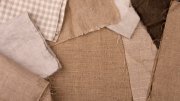 <p><img src="https://novosti-murmanskoy-oblasti.ru/uploads/posts/2025-01/1736449635_flat-lay-monochromatic-selection-textiles_23-2148770301.jpg" alt="" /></p>

<p><em>На кухне без полотенца не обойтись. Для этих текстильных помощников задач всегда много, как и требований.</em></p>

<p>Полотенца должны быть практичные, красивые, из натуральной ткани. Этим критериям полностью соответствуют льняные полотенца, которые, как и любая вещь, имеют свои плюсы и свои минусы. О них я и хочу сегодня рассказать.</p>

<p>Плюсы льна:<br />Натуральность. Лен &mdash; растительный материал, за естественное природное происхождение которого можно не переживать.</p>

<p>Безопасность. Благодаря содержанию в составе кремнезема лен обладает антисептическими свойствами: он нейтрализует запахи, в нем не скапливаются вредоносные бактерии и не развивается грибок. Также такой материал безопасен для аллергиков и детей.Долговечность. Лен является одним из самых прочных и долговечных природных материалов. Прочность льна на разрыв превосходит хлопок в два раза, а сопротивление к истиранию &mdash; в 3,5 раза.</p>

<p>Гигроскопичность и воздухопроницаемость. Льняные полотенца могут впитывать большое количество влаги &mdash; до 20% от своей общей массы. И при этом они быстро сохнут.</p>

<p>Минусы:<br />Высокая стоимость. Натуральность и сложность производства сырья должна окупать себя, поэтому цена на льняные полотенца выше хлопковых и синтетических.</p>

<p>Жесткость. При первых использованиях полотенце может показаться слишком грубым. Но пара стирок со смягчающими средствами это исправит.</p>

<p>Выцветание. Нужно следить, чтобы полотенца не лежали под солнцем, иначе изделия быстро утратят свой цвет.</p>

<p>Усадка и деформация. При несоблюдении рекомендаций по уходу льняные полотенца дают усадку и деформируются.</p>

<p>Основные рекомендации по уходу за льняными полотенцами:</p>
<p>&mdash; стирка на ручном или деликатном режиме, с жидкими моющими средствами;<br />&mdash; не использовать никаких отбеливателей и агрессивных составов;<br />&mdash; температурный режим стирки &mdash; от 40&deg;C до 60&deg;C;<br />&mdash; при ручном отжимании не скручивать, лучше оставить полотенце стечь, в машинке выставлять минимальное количество оборотов;<br />&mdash; сушить в расправленном виде;<br />&mdash; гладить при температуре не больше 200 градусов, отпаривать можно;</p>

<p>Ранее мы <a href="https://novosti-murmanskoy-oblasti.ru/47425-russkie-hitrosti-shitya-ranshe-oni-spasali-neskolko-pokoleniy-seychas-zapadnye-blogery-vydayut-ih-za-svoi-shveynye-layfhaki.html">рассказывали</a> про русские хитрости шитья.</p>

<p><em>Ольга Артасова</em></p>
<p><em>Фото: freepik</em></p>