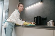 <p><img src="https://novosti-murmanskoy-oblasti.ru/uploads/posts/2025-01/1736452083_young-dark-haired-woman-cleaning-surfaces-kitchen_259150-59463.jpg" alt="" /></p>
<p><em>Кухонная вытяжка со временем становится желтой и липкой. Химические средства частично отмывают, но желтизна, проникшая во внутрь решетки, остается.</em></p>
<p>Я перепробовала много способов, но в итоге пришла к выводу, что растворяет все эти отложения только горячая вода. Я кипячу решетку в выварке с содой и хозяйственным мылом: жир растворяется, и они становятся чистыми.</p>
<p>Если есть посудомоечная машина, то решетки можно мыть в ней, когда моете посуду. Как-то раз я попробовала использовать таблетки для посудомоечной машины. В них есть все компоненты, которые расщепляют жир.</p>
<p>В качестве емкости я взяла поднос для духовки. Решетки положила в поднос, залила теплой водой, сверху положила таблетку и включила конфорки. Таблетка быстро растворилась. Как закипела вода, держала поднос минут десять. За это время жир растворился и внутри, и снаружи.</p>
<p>Ранее мы <a href="https://novosti-murmanskoy-oblasti.ru/47465-zasohshie-konforki-chischu-domashney-pastoy-ostavlyayu-rastvor-na-noch-utrom-otmyvayu-bez-truda.html">рассказывали</a>, как быстро и без труда очистить засохшие конфорки.</p>
<p><em>Ольга Артасова</em></p>
<p><em>Фото: freepik</em></p>