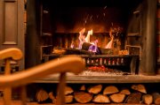 <p><img src="https://novosti-murmanskoy-oblasti.ru/uploads/posts/2025-01/1736452523_home-comfort-rocking-chair-near-fireplace-photo-interior-room-rocking-chair-living-room-with-decorated-modern-fireplace_1391-212.jpg" alt="" /></p>

<p><em>Эти хитрости помогут почистить дымоход, не тратя при этом много времени и сил.</em></p>

<p>Люди, которые отапливают дом с помощью печки, знают, что нужно следить за дымоходом. Иначе кроме сажи, внутри образуется конденсат и он рано или поздно может привести к коррозии металлической части, трещинам и даже разрушению кирпичей.</p>

<p>Существует несколько методов, которыми пользуются жители деревень.</p>

<p>1. Кожура от картофеля<br />Если кожура картофеля сгорает, крахмал в ее составе поднимается вверх и может пропитать сажу, которая сама потом отвалится от стенок дымохода. Этот вариант поможет при относительно чистой трубе, но чем запущеннее случай &mdash; тем больше нужно кожуры.</p>

<p>2. Соль<br />Соль не помогает от налипшей копоти, но вы можете &laquo;посолить&raquo; влажные дрова перед растопкой &mdash; консервант быстро впитывает влагу, из-за чего ветки и поленья будут сгорать полностью, образуя как можно меньше копоти. Поэтому это метод предотвращения сажи, а не ее удаления.</p>

<p>3. Сухие осиновые ветки<br />Народные умельцы рекомендуют бросить в печь несколько осиновых веток, но они обязательно должны быть сухими &mdash; как минимум 3 года храниться в сухом помещении с хорошей вентиляцией. Осина горит долго и мощно, прочищая сажу огнем и дымом, но такой способ подходит только для относительно чистых дымоходов. Если труба изнутри облеплена многолетней сажей, от горения дров она может загореться, что приведет к пожару в доме.</p>

<p>Ранее мы <a href="https://novosti-murmanskoy-oblasti.ru/47750-tak-topit-pech-nelzya-kakie-oshibki-dopuskayut-pri-etom-voizbezhanie-pozharov-iotravleniy-ugarnym-gazom.html">рассказывали</a>, какие ошибки допускают при растопке печи.</p>

<p><em>Ольга Артасова</em></p>
<p><em>Фото: freepik</em></p>