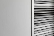 <p><img src="https://novosti-murmanskoy-oblasti.ru/uploads/posts/2025-01/1736490261_close-up-ventilation-system_23-2149388946.jpg" alt="" /></p>

<p><em>Самый легкий способ избавиться от проникновения посторонних запахов через вентиляцию</em></p>

<p>Для решения проблемы с запахами из других квартир, достаточно вооружиться полиэтиленом, линейкой и отверткой.</p>

<p>1. Для начала надо открыть крышку вентиляционного прохода.<br />2. Замеряем ширину и длину внутри окошечка.<br />3. Далее берем полиэтиленовый мешочек и вырезаем по размерам окошечка.<br />4. После пленки накладываем на решетку. Не забываем, что сверху у нас пленка длиннее.<br />5. Вставляем решетку на место, как положено. Пленка должна быть на обратной стороне, то есть &laquo;лицом&raquo; к каналу.<br />6. Срезаем лишнюю часть пленки канцелярским ножиком.</p>

<p>Ранее мы рассказывали, почему на входной двери скапливается <a href="https://novosti-murmanskoy-oblasti.ru/47143-kondensat-na-vhodnoy-dveri-kak-s-etim-borotsya-5-prostyh-resheniy.html">конденсат.</a></p>

<p><em>Айгуль Булатова</em></p>
<p><em>Фото: Freepik</em></p>

