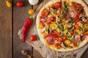 <p><img src="https://novosti-murmanskoy-oblasti.ru/uploads/posts/2025-01/1736495101_pizza-with-salami-tomato-cheese-mushrooms_2829-20016.jpg" alt="" /></p>

<p><em>Эти три необычных ингредиента сделают вашу домашнюю пиццу вкуснее, чем в пиццерии.</em></p>

<p>Я люблю делать пиццу дома и обычно использую 3 секретных ингредиента. Пицца получается сочнее и вкуснее, чем в пиццерии. Что это за ингредиенты, рассказало <a href="https://nord-news.ru/news/2025/01/09/?newsid=177172">ИА Nord-News</a>.</p>

<p>Первый секретный ингредиент &mdash; слоеное тесто.<br />Часто для пиццы делают дрожжевое тесто, но лучше взять слоеное тесто из магазина. Я немного раскатываю пласт и кладу его на противень с пекарской бумагой. Для начинки на сковороде жарю шампиньоны, добавляю соль и перец.</p>

<p>Второй секретный ингредиент моей пиццы &mdash; щепотка приправы с грибным вкусом.<br />Я ее добавляю, когда подготавливаю тесто.</p>

<p>Третий секретный ингредиент &mdash; белый соус Бешамель.</p>
<p>Основу пиццы обычно смазывают томатной пастой. Но есть другое решение &mdash; белый соус Бешамель. Так пицца будет сочнее и вкуснее.</p>

<p>Готовится соус Бешамель буквально за 2 минуты. В небольшую кастрюльку кладу 50 г сливочного масла, растапливаю, добавляю немного измельченного чеснока, 3 ст. л. муки и перемешиваю. Подогреваю и постепенно вливаю 200 мл молока. Добавляю соль и перец, варю минуту и снимаю с огня.</p>

<p>Выкладываю соус Бешамель на тесто и распределяю. Посыпаю натертым сыром (лучше Сулугуни или Моцарелла). Сверху кладу грибы и выпекаю в духовке.</p>

<p>Ранее мы <a href="https://novosti-murmanskoy-oblasti.ru/47570-picca-bez-lavasha-izameshivaniya-testa-eto-nestandartnoe-reshenie-vyruchit-vlyuboy-situacii.html">рассказывали</a> рецепт пиццы без лаваша и замешивания теста.</p>

<p><em>Ольга Артасова</em></p>
<p><em>Фото: freepik</em></p>