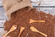 <p><img src="https://novosti-murmanskoy-oblasti.ru/uploads/posts/2025-01/1736498737_buckwheats-coming-out-sack-with-spoons-around-top-view-light-wooden_176474-2221.jpg" alt="" /></p>


<p><em>Душистая гречка, зернышко к зернышку, рассыпчатая. Раньше гречку варили совсем не так, как сейчас.</em></p>

<p>Мы варим просто гречку, как банальный гарнир. Вот и получается банально. А к гречке другой подход нужен &mdash; особенный. А ведь можно приготовить особенную гречку &mdash; чтобы всем гречкам гречка. И сегодня я расскажу, как готовили гречку в советские годы.</p>

<p>Ингредиенты:<br />Гречка 2.5 стакана;<br />Масло сливочное или растительное 2-3 ст. л.;<br />Соль 1 ч. л.</p>

<p>На сковороде растопить сливочное масло, высыпать в горячее масло гречку и на слабом огне обжарить крупу, помешивая. Гречка должна подрумяниться. Если крупу предварительно промывали, сначала ее нужно подсушить на сухой сковороде, помешивая, только затем обжарить. Можно использовать и растительное масло. Но тогда обжаривать на более сильном огне.</p>

<p>Довести до кипения воду, добавить соль. В кипящую воду высыпать обжаренную гречку.</p>

<p>Далее нужно варить гречку до размягчения. А после ее нужно тепло укутать и оставить на час-полтора.</p>

<p>Ранее мы <a href="https://novosti-murmanskoy-oblasti.ru/46695-eshte-eti-produkty-dlya-zdorovya-sustavov-racion-protiv-mochevoy-kisloty-preduprezhdaem-razvitie-podagry.html">рассказывали</a> о продуктах для здоровья суставов.</p>

<p><em>Ольга Артасова</em></p>
<p><em>Фото: freepik</em></p>