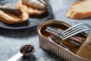 <p><img src="https://novosti-murmanskoy-oblasti.ru/uploads/posts/2025-01/1736526920_food-packaged-can-still-life_23-2151206951.jpg" alt="" /></p>

<p><em>Моя любимая закуска со шпротами &mdash; это интересная подача обычных и привычных бутербродов.</em></p>

<p>Эту закуску я называю &laquo;хлебные тарталетки&raquo;. Готовится очень просто, а со стола всегда улетает первая! И гости всегда в восторге от нее &mdash; и подача интересная, и вкус неповторимый. Готовлю ее на все праздники.</p>

<p>Ингредиенты:<br />хлеб тостовый 1 упаковка<br />шпроты в масле 1 банка (важно выбрать качественные консервы, чтобы рыбки не разваливались)<br />плавленный сырок (типа &laquo;Дружба&raquo;) 1 шт<br />яйца 2 шт<br />майонез по вкусу<br />зелень (кинза, петрушка или укроп) по желанию, для украшения<br />огурец свежий (плотный) 1 шт</p>

<p>Тостовый хлеб разрезаем на треугольники. Затем слегка раскатываем каждый треугольник скалкой. Из каждого треугольника формируем вертикальные &laquo;бочонки&raquo; и фиксируем зубочисткой.</p>

<p>Заготовки выкладываем на противень и ставим в разогретую духовку на 180 градусов на 5-6 минут. Хлеб должен слегка подсохнуть. Затем остужаем их и вынимаем зубочистки.</p>

<p>Огурец нарезаем на длинные тонкие полоски с помощью овощечистки. Вареные яйца натираем на терке. Плавленный сырок тоже натираем на терке.</p>

<p>Складываем яйца в миску и добавляем сырок. Заправляем все майонезом и перемешиваем.</p>

<p>С помощью чайной ложки наполняем хлебные тарталетки начинкой и украшаем огурцом и шпротами.</p>

<p>Ранее мы <a href="https://novosti-murmanskoy-oblasti.ru/47513-otlichnaya-zakuska-nanovyy-god-prazdnichnye-rulety-uydut-sostola-pervymi.html">рассказывали</a> рецепт праздничных рулетов.</p>

<p><em>Ольга Артасова</em></p>
<p><em>Фото: freepik</em></p>