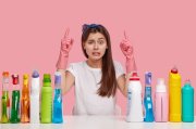 <p><img src="https://novosti-murmanskoy-oblasti.ru/uploads/posts/2025-01/1736791508_puzzled-frustrated-european-woman-clenches-teeth-looks-frustration-dressed-casual-white-tshirt-headband_273609-24907.jpg" alt="" /></p>

<p><em>Чайные пакетики нельзя смывать в унитаз</em></p>
<p><br />На канале &laquo;Хозяюшка&raquo; привели в пример очередной лайфхак очистки унитаза. Для него используют чайный пакетик. Оказывается, чай хорошо растворяет известковые отложения на стенках унитаза.</p>

<p>И если проделывать данную процедуру ежедневно, то в конечном итоге известковый налет не появится вовсе, обещают авторы спорного метода. Можно использовать как один, так и несколько чайных пакетиков. Самое главное &mdash; не смывать пакетики, иначе унитаз засорится.</p>
<p><br />Процедура очистки следующая &mdash; использованные влажные чайные пакетики прикладывают на места с известковым налетом и оставляют на 30 &mdash; 40 минут. Далее чистят унитаз ершиком с обычным средством, как обычно.</p>
<p><br />Если не хотите использовать пакетики, можно просто заварить их в чашке и когда отвар остынет, вылить его в унитаз. Таким образом, не нужно беспокоиться, что пакетики засорят канализацию, а эффект будет абсолютно таким же.</p>

<p>Ранее мы <a href="https://novosti-murmanskoy-oblasti.ru/47197-sredstvo-dlya-doma-dva-vodnom-chistit-unitaz-inapolnyaet-vannuyu-komnatu-priyatnym-aromatom-udachnyy-layfhak.html">рассказывали</a>, как приготовить домашнее средство для очистки унитаза из детского мыла и средства для пола. </p>

<p><em>Айгуль Булатова</em></p>
<p><em>Фото: Freepik</em></p>
