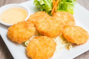 <p><img src="https://novosti-murmanskoy-oblasti.ru/uploads/posts/2025-01/1736794149_nuggets-with-sauce_1203-1177.jpg" alt="" /></p>

<p><em>В этом рецепте важен способ измельчения рыбного филе</em></p>
<p><br />Этот рецепт котлет универсальный и подходит для любых видов рыбы &mdash; щуки, скумбрии, трески, карпа. И даже из сухой путассу и минтая можно приготовить прекрасные котлеты. А все благодаря трем секретам, и это не дополнительные ингредиенты, а тонкости технологии приготовления. Ингредиенты:</p>
<p><br />&bull; Филе рыбы &mdash; 0,5 кг<br />&bull; Лук репчатый &mdash; 1 шт. (среднего размера)<br />&bull; Соль, любимые специи &mdash; по вкусу<br />&bull; Сало (при желании) &mdash; 50 г<br />&bull; Сыр (при желании) &mdash; 1 столовая ложка<br />&bull; Сухари для панировки</p>

<p>Первый секрет заключен в способе измельчения филе &mdash; для этого лучше использовать мясорубку с крупной решеткой. Пропущенный через нее фарш будет густым, плотным, он хорошо держит форму и не растекается.</p>
<p><br />К фаршу добавляем обжаренный лук и кусочек сала &mdash; это вторая хитрость, благодаря которой котлеты не слипаются и получаются более объемными. Вместо яиц можно добавить тертый сыр. Его нужно совсем немного &mdash; буквально 1 столовая ложка на 0,5 кг фарша.</p>
<p><br />Чтобы из фарша получались аккуратные красивые котлетки отправьте его в холодильник на 30-60 минут &mdash; третья хитрость. Там он остынет, станет клейким и вязким. Котлеты из охлажденного фарша легко формируются, не растекаются по дну сковородки и не распадаются при обжаривании.</p>

<p>Ранее мы<a href="https://novosti-murmanskoy-oblasti.ru/47253-rybnye-rublenye-kotlety-netakie-kak-izfarsha-pochemu-etot-sposob-predpochtitelnee.html"> рассказывали,</a> как приготовить рыбные рубленые котлеты.</p>

<p><em>Айгуль Булатова</em></p>
<p><em>Фото: Freepik</em></p>
