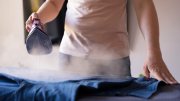 <p><img src="https://novosti-murmanskoy-oblasti.ru/uploads/posts/2025-01/1736849593_man-servant-doing-chores-around-house_23-2149508152.jpg" alt="" /></p>

<p><em>Последнее время в моду вошли мятые ткани и легкая небрежность, поэтому глажка одежды отошла на второй план. Но с постельным бельем все не так однозначно.</em></p>

<p>Считается, что постельное белье гладят не только для опрятности, но и для гигиены, поскольку дополнительная тепловая обработка уничтожает вредные</p>
<p>бактерии. Но так ли это на самом деле и нужно ли гладить постельное белье? Сегодня я об этом расскажу.</p>

<p>Те, которые гладят постельное белье после каждой стирки, обычно приводят три основных довода:</p>
<p>1. Если отпарить и погладить белье, оно станет мягче.<br />2. Когда на простынях, пододеяльниках и наволочках нет складок и заломов, они выглядят эстетичнее.<br />3. Считается, что от высоких температур умирают все вредные бактерии.</p>

<p>Те, кто отказывается от глажки постельного белья, могут приводить следующие доводы:<br />1. Экономия сил и времени. А простыни и пододеяльники все равно помнутся в первую же ночь.<br />2. После стирки необязательно гладить вещи, чтобы уничтожить микробов. Современные средства и стиральные машины хорошо обеззараживают и очищают.</p>

<p>Далее я расскажу, что делать для того, чтобы вещи были максимально чистыми после стирки:</p>
<p>1. Подбирайте верный температурный режим<br />Большая часть бактерий погибает при температурах от 60 до 90 градусов.Но не все ткани можно стирать на таком режиме. Если нужны низкие температуры &mdash; используйте более мощные гели и порошки для стирки.</p>
<p>2. Детскую одежду, полотенца, нижнее и постельное белье стирайте и храните отдельно. У этих вещей различаются способы загрязнения и, следовательно, типы бактерий, которые на них скапливаются.</p>
<p>3. Специальные режимы сушки в некоторых машинках помогают уничтожить часть микробов.</p>
<p>4. Мойте барабан стиральной машины и корзину для белья хотя бы раз в месяц. И не оставляйте грязные вещи надолго в корзине.</p>

<p>Ранее мы <a href="https://novosti-murmanskoy-oblasti.ru/47974-polotenca-dlya-kuhni-iz-lnyanoy-tkani-plyusy-i-minusy-nedostatki-rasskazyvayu-pravila-uhoda.html">рассказывали</a> о минусах. и плюсах льняных полотенец для кухни.</p>

<p><em>Ольга Артасова</em></p>
<p><em>Фото: freepik</em></p>