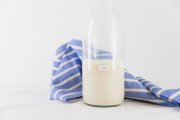 
<p><img src="https://novosti-murmanskoy-oblasti.ru/uploads/posts/2025-01/1736866664_bottle-milk-towel_23-2147987711.jpg" alt="" /></p>

<p><em>Густая кровь является началом потенциального развития тромбоза и атеросклероза.</em></p>

<p>Сегодня хочу рассказать, что нужно есть на ужин, чтобы не допустить сгущения крови во время сна. Ведь 70% инфарктов и инсультов случаются во второй половине ночи. Этот опыт был еще во времена советских санаториев.</p>

<p>В санатория СССР на ужин (около 17-18 часов) подавали мясо, рыбу или омлет с гарниром. А также стакан кефира с булочкой. Их съедали ближе ко сну. Казалось бы, зачем добавлять еще кисломолочные продукты с углеводами?</p>

<p>А ответ вот какой: белки из мяса и рыбы с гарниром переварятся за 3-4 часа. А перед сном снова захочется что-нибудь съесть. Кефир, йогурт или ряженка с булочкой &mdash; это идеальный вариант, чтобы обеспечить нормальный сон, не перегрузить печень и почки, снизив кардиологический риск. Также в кишечнике ночью не будет патогенных бактерий.</p>

<p>Поэтому для того, чтобы ночью не повысить вязкость крови и одновременно обеспечить печень калориями &mdash; ужин должен быть легким. А вот мясо, яйца, бобовые &mdash; не рекомендуются. Это высокобелковые продукты, которые &laquo;вытягивают&raquo; воду из кровотока, сгущая кровь.</p>

<p>Идеальным вариантом будут овощные рагу с небольшим количеством жира, кефир с запеченным яблоком, винегрет, стакан молока. Жир должен присутствовать для работы желчного пузыря и нормального очищения крови. Углеводы обеспечивают энергетическую подпитку наших клеток. Небольшое количество белков тоже важно для восстановления тканей.</p>

<p>Ранее мы <a href="https://novosti-murmanskoy-oblasti.ru/47259-lyubyat-zavtrakat-835-zhiteley-murmanskoy-oblasti.html">рассказывали</a>, что 83,5% жителей Мурманской области любят завтракать.</p>

<p><em>Ольга Артасова</em></p>
<p><em>Фото: freepik</em></p>