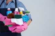 <p><img src="https://novosti-murmanskoy-oblasti.ru/uploads/posts/2025-01/1736926479_woman-is-holding-cleaning-product-gloves-rags-basin-white-wall_1150-21780.jpg" alt="" /></p>

<p><em>Один из главных плюсов уксуса заключается в том, что это недорогое средство может заменить большинство покупной бытовой химии.</em></p>

<p>Уксус отлично справляется с различными загрязнениями. Главное, правильно сочетать пропорции для каждого вида загрязнения. Сегодня расскажу о 5 полезных предназначениях уксуса в быту. Сама пользуюсь ими уже на протяжении многих лет.</p>

<p>1. Чистим чайник от накипи<br />Чтобы очистить чайник от накипи внутри, нужно залить в него воду и уксус в пропорции 1:1. Далее нужно прокипятить раствор. В конце слить раствор и удалить остатки накипи внутри.</p>

<p>2. Чистка нержавейки<br />Для очистки нержавеющей стали нужно смешать воду и уксус в пропорции 1:1. Раствор проще всего делать сразу же в бутылочке с пульверизатором, чтобы было легко наносить средство. Распыляем готовый раствор на любое изделие из нержавейки и удаляем остатки загрязнений тряпкой. В конце поверхность нужно протереть влажной тряпкой.</p>

<p>3. Для дезинфекции<br />Уксус с водой, разведенные в пропорции 1:2, хорошо подходят для дезинфекции предметов личной гигиены. Можно продезинфицировать расчески, станки для бритья и мочалки. Предметы необходимо оставить в растворе на час.</p>

<p>4. Чистка столовых приборов<br />Столовые приборы помещаем в емкость с раствором уксуса и воды в пропорциях 1:1. И за 10 минут они станут идеально чистыми.</p>

<p>5. От следов клея<br />Если после удаления наклеек на мебели или другой поверхности остались следы клея, то уксус поможет избавиться от данной проблемы. Салфетку складываем несколько раз и смачиваем в уксусе. Расправляем и приклеиваем к липкому следу на 5 минут. По прошествии этого времени, от клея не останется ни следа.</p>

<p>Ранее мы <a href="https://novosti-murmanskoy-oblasti.ru/48048-zalivayu-eto-v-chaynik-i-nalet-uhodit-za-raz-nakip-othodit-kuskami-zapisyvayte-i-sohranyayte-luchshie-3-sposoba.html">рассказывали</a> лучшие 3 способа, как удалить накипь в чайнике.</p>

<p><em>Ольга Артасова</em></p>
<p><em>Фото: freepik</em></p>