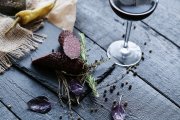 <p><img src="https://novosti-murmanskoy-oblasti.ru/uploads/posts/2025-01/1736927371_delicious-meat-with-ingredients_144627-31913.jpg" alt="" /></p>


<p><em>Все напитки, которые имитируют вино, магазины должны ставить отдельно и помечать, что данная продукция не является вином, а является винным напитком. Но не всегда это соблюдается.</em></p>

<p>Сегодня хочу рассказать, как по этикетке понять, что это за напиток. На самом деле это очень просто. На этикетке указывают сорта винограда и диоксид серы &mdash; единственный допустимый консервант для стабилизации вина. Если вино относится к категории крепленых вин, то укажут еще наличие спирта в составе. Если вы видите большой состав, то это уже не вино, а категория винных напитков. Ни лимонная кислота, ни другие консерванты и уж тем более ароматизаторы не должны входить в состав вина.</p>

<p>Сахар тоже не должен добавляться, даже если у вас категория полусадких или десертных сладких вин. Если вы видите, что в десертном вине написан в составе сахар, то качество этого вина будет низкой. Также не должно быть написано в составе про концентрированное виноградное сусло.</p>

<p>Ранее мы <a href="https://novosti-murmanskoy-oblasti.ru/47050-limonnaya-voda-natoschak-komu-ona-polezna-i-komu-mozhet-navredit-mnenie-vracha-dietologa.html">рассказывали</a>, кому полезна и кому может навредить лимонная вода натощак.</p>

<p><em>Ольга Артасова</em></p>
<p><em>Фото: freepik</em></p>