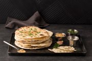 <p><img src="https://novosti-murmanskoy-oblasti.ru/uploads/posts/2025-01/1736930441_delicious-roti-arrangement-table_23-2149033983.jpg" alt="" /></p>

<p><em>Такой рецепт выручит в любой ситуации</em></p>
<p><br />Приготовить такие лепёшки легко, быстро и невероятно просто. Всё, что вам нужно &mdash; немного времени и хорошее настроение. Ингредиенты:</p>
<p><br />&bull; Минеральная вода (с газом) &mdash; 200 мл<br />&bull; Сахар &mdash; 1 ч. л.<br />&bull; Соль &mdash; &frac12; ч. л.<br />&bull; Мука &mdash; 350 г<br />&bull; Растительное масло &mdash; 1 ст. л. + для жарки</p>

<p>В глубокой миске смешиваем минеральную воду, обязательно с газом, сахар и соль. Все перемешиваем, вводим в смесь просеянную муку. Тесто замешиваем сначала ложкой, а затем руками. Оно должно получиться мягким и эластичным.</p>
<p><br />Накрываем миску полотенцем и оставляем в теплом месте на 30 минут. Как только тесто &laquo;подошло&raquo; скатываем его в один большой шар, затем делим на 8 равных частей.</p>

<p>Каждую из них раскатываем в тонкую лепешку и обжариваем на сковороде с двух сторон до золотистой корочки.</p>

<p>Ранее мы <a href="https://novosti-murmanskoy-oblasti.ru/44971-lenivye-hachapuri-na-skovorode-vsego-10-minut-poluchaetsya-idealnyy-zavtrak.html">рассказывали</a>, как приготовить ленивые хачапури на сковороде.</p>

<p><em>Айгуль Булатова</em></p>
<p><em>Фото: Freepik</em></p>
