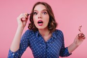 <p><img src="https://novosti-murmanskoy-oblasti.ru/uploads/posts/2025-01/1736931177_funny-short-haired-lady-posing-with-mouth-open-makeup-session-indoor-portrait-short-haired-curly-woman-blue-shirt-doing-her-eye-lashes_197531-5232.jpg" alt="" /></p>

<p><em>Тушь для ресниц со временем становится сухой</em></p>

<p>На канале &laquo;Королева LIFE&raquo; обсудили нанесение макияжа, а именно туши для ресниц. Темой стали &laquo;паучьи лапки&raquo;, это, когда женщины носят слипшиеся реснички, которые якобы создают длину и распахивают взгляд.</p>

<p>Но такое нанесение туши создаёт впечатление неряшливости. Поэтому авторы канала порекомендовали представительницам прекрасной половины человечества применять другой способ.</p>
<p><br />Для этого смочите ватный диск водой и протрите им реснички. Они не должны быть слишком влажными, лишь слегка. Затем надо действовать незамедлительно, красим ресницы тушью пока они влажные.</p>
<p><br />Получаем отличное разделение и объём, даже если используем ставшую от времени сухой тушь. Ранее мы <a href="https://novosti-murmanskoy-oblasti.ru/46371-dlya-luchshego-naneseniya-pomady-priemy-kotorye-mogut-sdelat-makiyazh-idealnym.html">рассказывали,</a> какие лайфхаки позволят лучше наносить губную помаду.</p>

<p><em>Айгуль Булатова</em></p>
<p><em>Фото: Freepik</em></p>
