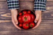<p><img src="https://novosti-murmanskoy-oblasti.ru/uploads/posts/2025-01/1736957523_top-view-woman-hands-holding-bowl-tomatoes-wooden-table_141793-9722.jpg" alt="" /></p>


<p><em>У каждого огородника есть свои &laquo;любимчики&raquo;, которым они уделяют особое внимание. Для меня главная культура &mdash; это томаты.</em></p>

<p>В моей коллекции низкорослых томатов для открытого грунта особое место занимает томат с необычным названием &laquo;Клуша&raquo;.</p>

<p>Сорт среднеранний, от всходов до начала плодоношения 90-110 дней. Куст низкорослый, высотой примерно 50 см, вырастает очень сильным, крепким. Куст компактный с мощными стеблями, очень густой листвой. В каждой кисти образовывается от 6 до 8 помидоров.</p>

<p>Плоды по форме плоскоокруглые. По размеру и весу томаты от 120 до 150г. Кожица плотная, но это не портит его вкус. Помидоры вкусные как в свежем виде, так и подходят для соления. Если высадить на 1 кв.метре 5 растений, то можно получить 10кг.</p>

<p>&laquo;Клуша&raquo; обладает довольно сильным иммунитетом, не боится вредителей и не болеет. Но несколько раз за сезон нужно провести профилактические обработки.</p>

<p>Ранее мы <a href="https://novosti-murmanskoy-oblasti.ru/47209-otadoya-vdele-vyraschivaniya-rassady-tomatov-uluchshennyy-metod-otposeva-dopikirovki-prohodit-40-dney.html">рассказывали</a> про улучшенный метод выращивания томатов.</p>

<p><em>Ольга Артасова</em></p>
<p><em>Фото: freepik</em></p>