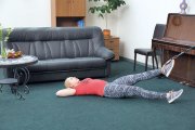 <p><img src="https://novosti-murmanskoy-oblasti.ru/uploads/posts/2025-01/1736957710_scale_2400.jpg" alt="" /></p>

<p><em>Это упражнение заставляет мышцы работать</em></p>
<p><br />При болезни суставов может помочь упражнение &laquo;ходьба в гору, лежа на полу&raquo;. Это декомпрессионное упражнение в какой-то степени сможет заменить прогулку.</p>
<p><br />При выполнении этого упражнения суставные поверхности не контактируют между собой, а мышцы работают как при ходьбе в гору. Более того &mdash; это замечательное упражнение для метеопатов, также оно способно помочь при опущениях (птозах) внутренних органов, геморрое.</p>

<p>Итак, займите исходное положение &mdash; ложитесь на спину, ногами упритесь в опору. Тренажер закреплен в высшей точке НОП. Тяга коленом (сгибание) тренажера к груди каждой ногой поочередно не менее 15-20 повторений.</p>
<p><br />При хорошей физической подготовке тренажер можно фиксировать не к верхней, а к нижней точке опоры, при этом важно следить за натяжением тренажера.</p>

<p>Ранее мы <a href="Это упражнение заставляет мышцы работать При болезни суставов может помочь упражнение &laquo;ходьба в гору, лежа на полу&raquo;. Это декомпрессионное упражнение в какой-то степени сможет заменить прогулку. При выполнении этого упражнения суставные поверхности не контактируют между собой, а мышцы работают как при ходьбе в гору. Более того &mdash; это замечательное упражнение для метеопатов, при болях при опущениях (птозах) внутренних органов, геморрое. Итак, займите исходное положение &mdash; ложитесь на спину, ногами упритесь в опору, например, дверь. Тренажер закреплен в высшей точке НОП. Тяга коленом (сгибание) тренажера к груди каждой ногой поочередно не менее 15-20 повторений. Допускается 40-50 повторений, но это уже аэробное упражнение. При хорошей физической подготовке тренажер можно фиксировать не к верхней, а к нижней точке опоры, при этом важно следить за натяжением тренажера.">рассказывали,</a> как упражнение "морской котик" поможет вам уснуть. </p>

<p><em>Айгуль Булатова</em></p>
<p><em>Фото: Сергей Бубновский </em></p>