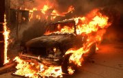 <p><img src="https://novosti-murmanskoy-oblasti.ru/uploads/posts/2025-01/1736958522_cali3_1100.jpg" alt="" /></p>

<p><em>Американцы любят мобильность и комфорт</em></p>
<p><br />В США для строительства домов бетон и кирпич используют реже, связано это с сейсмической активностью, стоимостью и скоростью строительства. Трагедия в Калифорнии показала уязвимость к пожарам деревянных домов.</p>
<p><br />Засушливый климат Калифорнии делает дома ещё более подверженными возгораниям. Горячий сухой воздух и частые сильные ветры ускоряют распространение огня.</p>
<p><br />Плотная застройка. Дома часто строятся близко друг к другу, и огонь может быстро перекидываться с одного здания на другое. Большие окна, деревянные террасы и элементы декора из натуральных материалов могут стать дополнительным фактором риска.</p>

<p><em>Айгуль Булатова</em></p>
<p><em>Фото: Интерфакс</em></p>