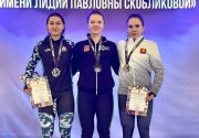 <p><img src="https://novosti-murmanskoy-oblasti.ru/uploads/posts/2025-01/1737024885_photo_2025-01-16_12-35-21.jpg" alt="" />Ксения Коржова из Оленегорска победила в 3-м этапе Кубка России по конькобежному спорту. Соревнования проходили в Челябинске. Об этом сообщило минспорта Мурманской области.</p>
<p><br />Воспитанница оленегорской спортшколы &laquo;Олимп&raquo; под руководством тренера Натальи Зыкиной стала лучшей на дистанции в 3 тысячи метров и показала результат 4:09.35. Отмечается, что она превзошла 20 соперниц из других российских регионов.</p>
<p><br /><span style="font-size: 14pt;"><em>&mdash; В активе у воспитанницы &mdash; два &laquo;золота&raquo; и одно &laquo;серебро&raquo; чемпионата России, две серебряные медали Кубка России, золотые медали Кубка Коломенского Кремля и соревнований памяти Бориса Шавырина, &mdash; подчеркнули в спортивном ведомстве.</em></span></p>
<p><br />Ранее сообщалось, что молодой житель Кировска завоевал первое место в слаломе на соревнованиях в Южно-Сахалинске.</p>
<p><br /><em>Фото: РЦСП по конькобежному спорту им. Л. П. Скобликовой.</em></p>