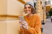 <p><img src="https://novosti-murmanskoy-oblasti.ru/uploads/posts/2025-01/1737026712_fascinating-female-woman-hat-earphones-smiling-video-call-with-friend_197531-5405.jpg" alt="" /></p>


<p><em>Наверное, каждый сталкивался со спам-звонками несколько раз в неделю, а то и каждый день.</em></p>

<p>Сегодня я расскажу, как заблокировать все спам-звонки или звонки от мошенников с неизвестных номеров.</p>

<p>Вот что я делаю: у меня сейчас включен режим &laquo;Не беспокоить&raquo;, он блокирует все входящие звонки. Но бывает, что могут позвонить родные или по работе. На смартфоне 11 Android режим &laquo;Не беспокоить&raquo; настраиваемый. Поэтому можно блокировать все звонки, кроме тех что у вас в контактах.</p>

<p>Если вы не хотите получать нежелательные звонки, просто включите режим &laquo;Не беспокоить&raquo;, когда захотите отдохнуть. Не забудьте также добавить важные для вас приложения, чтобы получать уведомления только от них. В режиме &laquo;Не беспокоить&raquo; оставляйте доступ только для контактов.</p>

<p>Вы также можете настроить режим так, чтобы СМС всегда были разрешены. Режим &laquo;Не беспокоить&raquo; позволяет настраивать будильник и другие функции без ограничений. Когда не хотите получать нежелательные звонки.</p>

<p>Ранее мы <a href="https://novosti-murmanskoy-oblasti.ru/45738-nemye-zvonki-pochemu-neznakomcy-zvonyat-imolchat-budte-ostorozhny.html">рассказывали</a>, почему незнакомцы звонят и молчат.</p>

<p><em>Ольга Артасова</em></p>
<p><em>Фото: freepik</em></p>