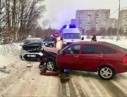 <p><img src="https://novosti-murmanskoy-oblasti.ru/uploads/posts/2025-01/1737033014_dxti-vyvdnu.jpg" alt="" />Сегодня днем в Оленегорске произошло серьезное ДТП, в котором пострадали два человека. Об этом сообщили в Управлении по ГОЧС и ПБ по Мурманской области.<br /><br />Информация о ДТП на пересечении улиц Южная и Пионерская в городе горняков поступила в 13:24.<br /><br /><span style="font-size: 14pt;"><em>&mdash; Произошло лобовое столкновение автомобилей ВАЗ 2112 и Toyota Corolla Fielder. В результате ДТП два человека пострадали, госпитализированы, &mdash; уточнили в ведомстве.</em></span><br /><br />Отмечается, что спасатели провели работы по обеспечению безопасности места ДТП, стабилизации транспортных средств и отключению аккумуляторных батарей автомобилей.<br /><br />Сотрудниками региональной Госавтоинспекции устанавливаются причины происшествия.<br /><br /><em>Фото: https://vk.com/murman01</em></p>