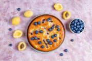 <p><img src="https://novosti-murmanskoy-oblasti.ru/uploads/posts/2025-01/1737084796_apricot-blueberry-cake-with-fresh-blueberries-apricot-fruits_114579-10778.jpg" alt="" /></p>

<p><em>Для приготовления выпечки используют миксер</em></p>

<p>Для этого пирога можно использовать любые ягоды, причем как в свежем, так и замороженном виде. В этом рецепте пирог готовят с черной смородиной. Такая домашняя выпечка всегда получается невероятно вкусной и ароматной. Ингредиенты:</p>
<p><br />&bull; Кефир &mdash; 270 мл,<br />&bull; Мука &mdash; 330 г,<br />&bull; Яйца &mdash; 3 шт.,<br />&bull; Сахар &mdash; 180 г,<br />&bull; Масло сливочное &mdash; 50 г,<br />&bull; Масло растительное &mdash; 60 г,<br />&bull; Ванильный сахар&mdash; 8 г,<br />&bull; Разрыхлитель &mdash; 2 ч. л.,<br />&bull; Соль &mdash; 1 щепотка</p>
<p><br />Начинка:<br />&bull; Черная смородина &mdash; 300 г,<br />&bull; Крахмал &mdash; 1,5 ст. л.</p>
<p><br />Крошка:<br />&bull; Сахар &mdash; 60 г,<br />&bull; Мука &mdash; 90 г,<br />&bull; Сливочное масло &mdash; 50 г.</p>
<p><br />Муку с разрыхлителем перемешиваем, чтобы сухие ингредиенты хорошо соединились. В миксере взбиваем яйца, сахар, ванильный сахар и соль до побеления.</p>

<p>Добавляем туда размягченное сливочное масло и растительное масло. Взбиваем пару минут. Затем вливаем кефир комнатной температуры.</p>

<p>Замороженные ягоды посыпаем крахмалом и перемешиваем. Для крошки смешиваем муку с сахаром. Вливаем растопленное сливочное масло и перемешиваем.</p>
<p><br />Перекладываем в форму тесто. Поверх равномерно выкладываем ягодки и подготовленную крошку. Выпекаем пирог в духовке при 180 градусах примерно 1 час и 10 минут.</p>

<p>Ранее мы<a href="https://novosti-murmanskoy-oblasti.ru/47944-trehyarusnyy-pirog-srazlichnymi-nachinkami-dagestanskaya-nacionalnaya-kuhnya-uvas-doma.html"> рассказывали,</a> как приготовить трехъярусный дагестансикй пирог.</p>

<p><em>Айгуль Булатова</em></p>
<p><em>Фото: Freepik</em></p>

