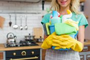 <p><img src="https://novosti-murmanskoy-oblasti.ru/uploads/posts/2025-01/1737105016_smiling-woman-with-cleaning-equipment-ready-clean-house_23-2148222256.jpg" alt="" /></p>



<p><em>Моя уборка невозможна без бутылочки этого аптечного средства.</em></p>

<p>Это тот самый пузырек за 20 рублей, который решает экологично и недорого решает больше проблем, чем средний запас бытовой химии. И сейчас я расскажу несколько гениальных способов, как я использую перекись водорода при уборке.</p>

<p>1. Идеальная чистка штор в ванной<br />Вы тоже думаете, что проще купить новые шторы, чем отстирать старые? А вот и нет. Снимите штору, обработайте пятна раствором из 2 частей воды и 1 части перекиси, оставьте на 15 минут, а потом киньте в стиральную машину. Штора будет, как новая!</p>

<p>2. Уничтожение плесени в ванной<br />Распылите чистую перекись на пораженные участки, оставьте на 10 минут, а затем протрите губкой. Эффект гарантирован!</p>

<p>3. Отбеливание кухонных полотенец<br />Мои кухонные полотенца выглядели уже настолько плохо, что пора было прощаться. Но я залила их горячей водой с перекисью (1 стакан на литр воды) и оставила на час. Итог &mdash; полотенца, как из магазина.</p>

<p>4. Чистка обуви внутри<br />Запах в обуви? Больше не проблема. Смочите ватный диск перекисью и протрите внутреннюю поверхность обуви. Уничтожает запахи и бактерии!</p>

<p>5. Полировка хромированных поверхностей<br />Смочите тряпочку перекисью, протрите поверхность, а затем отполируйте сухой салфеткой. Кухня и ванная будут сиять, как в рекламе.</p>

<p>Ранее мы <a href="https://novosti-murmanskoy-oblasti.ru/47345-pochemu-v-starinu-nelzya-bylo-ubiratsya-stirat-strichsya-i-vyazat-i-strichsya-po-prazdnikam-byt-i-obychai-krestyan.html">рассказывали</a>, почему в старину нельзя было убираться по праздникам.</p>

<p><em>Ольга Артасова</em></p>
<p><em>Фото: freepik</em></p>
