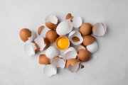 <p><img src="https://novosti-murmanskoy-oblasti.ru/uploads/posts/2025-01/1737108777_top-view-fresh-chicken-eggs_23-2148592164.jpg" alt="" /></p>

<p><em>Много лет выбрасывала отличное удобрение, потому что не знала, какая от него польза.</em></p>

<p>Но все изменилось, когда я нашла правильный способ заготовки яичной скорлупы. Для огорода это натуральный источник кальция, который укрепляет иммунитет растений и обеспечивает здоровый рост. При правильном хранении скорлупа сохраняет полезные свойства до 12 месяцев.</p>

<p>Подготовка яичной скорлупы для огорода требует особого подхода. Начинаем с тщательной промывки под проточной водой, удаляя остатки белка и внутренней пленки. Это предотвращает гниение при хранении и отпугивает вредителей. Обработка одной партии из 10 яиц занимает 3 минуты.</p>

<p>Далее заливаю скорлупу крутым кипятком и выдерживаю ровно 5 минут. Этого времени достаточно для уничтожения вредных бактерий. После дезинфекции раскладываю материал на хлопковой ткани или льняном полотенце. Скорлупа должна быть идеально чистой перед следующим этапом. Чем тщательнее очистка, тем дольше хранится готовая заготовка.</p>

<p>Когда материал очищен, можно переходить к процессу сушки и измельчения. Чтобы яичная скорлупа принесла максимум пользы, сушим ее только при комнатной температуре в тени. Раскладываем чистые кусочки на сухой доске тонким слоем. В тени сушка занимает два дня.</p>

<p>Затем измельчаем скорлупу простым способом &mdash; я беру обычную скалку. Насыпаю горсть скорлупы в плотный пакет и прокатываю скалкой несколько раз. Работаю небольшими порциями. На одну уходит пара минут. После измельчения должен получиться порошок без крупных кусков.</p>

<p>Когда порошок готов, остается правильно его сохранить. Я храню удобрение только в стеклянных банках. Яичная скорлупа для огорода должна дышать, поэтому закрываю банки бумажными салфетками, закрепляя их резинкой. Банки ставлю в кухонный шкаф подальше от плиты. Одной литровой банки хватает на удобрение трех грядок по 5 метров.</p>

<p>Сухой порошок вношу только во влажную почву. Так кальций быстрее поступает к корням. На тяжелой глинистой земле рассыпаю порошок дважды за лето &mdash; в мае и июле. На легкой песчаной почве хватает одного раза в начале мая.</p>

<p>Ранее мы <a href="https://novosti-murmanskoy-oblasti.ru/46041-sekret-bogatoy-pochvy-kakie-sideraty-poseyat-osenyu-gotovim-ogorod-k-novomu-sezonu.html">рассказывали</a>, какие сидераты посеять осенью.</p>

<p><em>Ольга Артасова</em></p>
<p><em>Фото: freepik</em></p>