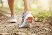 <p><img src="https://novosti-murmanskoy-oblasti.ru/uploads/posts/2025-01/1737123543_rear-cropped-shot-athletic-legs-woman-jogger-wearing-pink-running-shoes-jogging-exercise-outdoors_273609-6174.jpg" alt="" /></p>


<p><em>Всем нам хочется быть молодыми и красивыми как можно дольше. И для этого есть простое средство, которое доступно каждому.</em></p>

<p>Больше всего отсрочить старения помогает ходьба. Как и сколько нужно ходить? Чем больше, тем лучше.</p>

<p>Физически активные люди только при помощи одной ходьбы могут продлить свою жизнь на 11 лет. А кого считают ученые физически активными людьми? Физически активными они назвали тех, кто ходит с обычной для пешей прогулки скоростью 4,8 км/ч по 2,5 часа в день.</p>

<p>Но даже обычная ежедневная прогулка в течение часа может прибавить три года жизни. В целом, чтобы снизить риски хронических заболеваний, полезно любое количество ходьбы.</p>

<p>Скорость надо подобрать такую, чтобы пульс не превышал 140 ударов. Если вы вообще никогда не занимались физкультурой, то приступайте к занятиям плавно, идите медленно с комфортным пульсом, но обязательно пройдите целый час без остановки.</p>

<p>Ранее мы <a href="https://novosti-murmanskoy-oblasti.ru/47388-etot-superfud-prodlit-krasotu-imolodost-chem-polezny-finiki-ikakova-ihsutochnaya-norma-potrebleniya.html">рассказывали</a>, чем полезны финики и какова их суточная норма потребления.</p>

<p><em>Ольга Артасова</em></p>
<p><em>Фото: freepik</em></p>