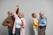 <p><img src="https://novosti-murmanskoy-oblasti.ru/uploads/posts/2025-01/1737125501_medium-shot-elder-friends-dancing-together_23-2150132145.jpg" alt="" /></p>

<p><em>Некоторые люди с годами становятся только мудрее, интереснее и прекраснее.</em></p>

<p>Астрологи выделяют три знака Зодиака, которые стареют, словно выдержанное вино &mdash; года прибавляют им мудрости, обаяния и интеллекта.</p>

<p>1. Телец<br />Управляемый Венерой, планетой любви, красоты и богатства, телец умеет изящно стареть. Известный своей любовью удовольствиям, стабильности и тяге к утонченным сторонам жизни, телец становится с годами все более изысканным.</p>

<p>С возрастом его врожденная способность ценить красоту только усиливается. У тельца формируется тонкое восприятие нюансов и глубокое наслаждение эстетикой. Его аккуратный и иногда осторожный подход к деньгам с годами дает свои плоды, превращаясь в крепкий фундамент, обеспечивающий столь нужное ему чувство уверенности.</p>

<p>2. Козерог<br />Козерог с течением лет раскрывает все более глубокую и многогранную сущность. Этому знаку Земли близки терпение, дисциплина и умение смотреть в будущее. С каждым годом его врожденная выносливость и упорство крепнут, превращая жизненные испытания в новые возможности роста.</p>

<p>Этот знак с годами демонстрирует не только стойкость характера, но и умение упорно совершенствовать себя. Зрелость козерога восхищает гармоничным сочетанием стойкости, элегантности и бесценного опыта.</p>

<p>3. Дева<br />С возрастом девы неустанно шлифуют свои навыки, будь то в профессии, увлечениях или личностном росте. Они зарабатывают репутацию экспертов и элегантных натур, которые вызывают у окружающих восхищение. Стремление девы к превосходному результату &mdash; это не просто желание сиять, но и истинное наслаждение самим путем.</p>

<p>С годами их врожденная склонность к уходу за собой переходит в образ жизни, что позволяет им сохранить бодрость и красоту. Эта забота о себе становится образцом для подражания.</p>

<p>Ранее мы <a href="https://novosti-murmanskoy-oblasti.ru/48202-3-znaka-zodiaka-kotorym-udaetsya-byt-uspeshnymi-vovsem-ketomu-ihvedut-lichnye-kachestva-stremlenie-iuporstvo.html">рассказывали</a> про 3 знака Зодиака, которым удается быть успешными во всем.</p>

<p><em>Ольга Артасова</em></p>
<p><em>Фото: freepik</em></p>