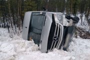 <p><img src="https://novosti-murmanskoy-oblasti.ru/uploads/posts/2025-01/1737209856_photo_2025-01-18_15-22-54.jpg" alt="" />Сегодня в Оленегорском районе на трассе перевернулась маршрутка № 234 &laquo;Мурманск &mdash; Ловозеро&raquo;, есть пострадавшие. По факту ДТП прокуратурой города Оленегорска организована проверка, сообщили в надзорном ведомстве.</p>
<p><br />Происшествие случилось на 1305 км дороги Р-21 &laquo;Кола&raquo; в районе 13 часов.<br /><br /><span style="font-size: 14pt;"><em>&mdash; По предварительным данным, водитель пассажирского микроавтобуса Mercedes выполнял обгон впереди идущих транспортных средств. При этом автомобиль Mitsubishi, двигающийся перед микроавтобусом, также стал осуществлять обгон транспортных средств, не убедившись при совершении маневра в отсутствии иных автомобилей, в результате чего микроавтобус уходя от столкновения с впереди идущим транспортным средством задел снежный вал обочины и допустил опрокидывание в кювет, &mdash; пояснили в прокуратуре.</em></span><br /><br />Отмечается, что в салоне микроавтобуса помимо водителя находились 11 пассажиров, один из которых доставлен в медицинское учреждение СМП, а еще двое в больницу обратились самостоятельно.<br /><br /><span style="font-size: 14pt;"><em>&mdash; Расследование обстоятельств ДТП, а также установление причин и условий произошедшего, находится на контроле органов прокуратуры, &mdash; отметили в налзорном ведомстве.</em></span><br /><br /><em>Фото: Прокуратура Мурманской области</em></p>