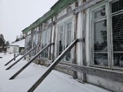<p><img src="https://novosti-murmanskoy-oblasti.ru/uploads/posts/2025-01/1737465053_1733989114_9sp8j6qzcdw.jpg" alt="" /></p>
<p>Окончательное решение по вопросу ремонта или строительства нового здания школы в Краснощелье пока не принято. Об этом пишет <a href="https://mskgazeta.ru/obshchestvo/murmanskie-vlasti-poka-ne-nashli-deneg-na-stroitel-stvo-novoj-shkoly-v-krasnoshel-e-14403.html" target="_blank">&laquo;Московская газета&raquo;</a>.</p>
<p><br />Напомним, что состояние школы в данный момент удручающее.</p>
<p><br /><span style="font-size: 14pt;"><em>&mdash; Гнилые полы и рушащийся фасад. Родители молятся, чтобы кровля и старые стены на подпорках не рухнули на головы учеников, &mdash; подчеркнули ранее в Народном фронте Мурманской области.</em></span></p>
<p><br />Летом 2024 года планировалось, в том числе, рассмотреть возможность строительства модульного здания школы. Но параллельно в старом здании был отремонтирован кабинет истории, а также открылась &laquo;Точка роста&raquo;.</p>
<p><br /><span style="font-size: 14pt;">&mdash; Можно сказать, что школа находится в аварийном состоянии. В этом году там умудрились отремонтировать один из кабинетов по региональному проекту &laquo;Арктические школы&raquo;, но какой в этом смысл, &mdash; сказала в беседе с газетой местная жительница Юлия Чупрова.</span></p>
<p><br />В Минобрнауки Мурманской области московскому изданию подтвердили, что ранее существовал план строительства новой школы в рамках региональной госпрограммы.</p>
<p><br /><span style="font-size: 14pt;"><em>&mdash; Предварительная стоимость проекта составила 120,1 млн рублей, из которых 114,1 млн рублей должен был предоставить регион, а 6 млн рублей &mdash; муниципалитет. Однако в дальнейшем изменились технико-экономические показатели проекта, и стоимость строительства выросла до 184 млн рублей, &mdash; поясняет издание.</em></span></p>
<p><br />Отмечается, что таких средств в бюджете Мурманской области на 2025&ndash;2027 годы нет.</p>
<p><br /><span style="font-size: 14pt;"><em>&mdash; В областном министерстве отметили, что в настоящее время прорабатываются альтернативные варианты решения проблемы, в том числе капремонт старого здания, но окончательного решения по данному вопросу ещё нет, &mdash; говорится в статье.</em></span></p>
<p><br />Ранее сообщалось, что глава Ловозерского района Евгений Магомаев вместе с представителями регионального министерства строительства с рабочим визитом <a href="https://novosti-murmanskoy-oblasti.ru/47208-reshaetsya-vopros-o-remonte-avariynoy-shkoly-v-krasnoschele.html">посетил</a> здание школы. Глава района отметил, что даже визуально школа находится в удручающем состоянии.</p>
<p><br /><em>Фото: Евгений Магомаев</em></p>