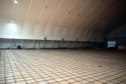 <p><img src="https://novosti-murmanskoy-oblasti.ru/uploads/posts/2025-01/1737541602_f9e_gwuioei.jpg" alt="" />На катке с искусственным льдом, расположенным на крытом корте в Заполярном, продолжаются ремонтные работы. В настоящее время уложена первая трубчатая система тёплого слоя. Её подключили и проверили. Об этом рассказали в официальном паблике администрации Печенгского округа.</p>
<p><br />Отмечается, что специалисты выложили два слоя пеноплекса толщиной 10 см, чтобы в дальнейшем грунт не промерзал. В противном случае, поверхность будет &laquo;гулять&raquo;.</p>
<p><br /><span style="font-size: 14pt;"><em>&mdash; Закончен монтаж железа для теплого слоя, выровняли основание, чтобы уложить трубчатую систему холодного слоя. Идет установка закладных для бортов. Сегодня внутренняя температура на корте +18С. Все работы выполняются согласно проектно-сметной документации, &mdash; подчеркнули в ведомстве.</em></span></p>
<p><br />Напомним, что ремонт на крытом ледовом корте начался весной 2024 года. Однако сроки в графике работ <a href="https://novosti-murmanskoy-oblasti.ru/46964-v-zapolyarnom-negde-trenirovatsya-hokkeistam-brakovannye-detali-pomeshali-vovremya-zavershit-remont-korta.html">сдвинулись</a> из-за бракованных деталей. Из-за этого юным хоккеистам приходилось ездить на тренировки в Мурманск.</p>

<p>Фото: https://vk.com/pechengamr_ru</p>