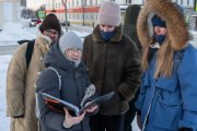 <p><img src="https://novosti-murmanskoy-oblasti.ru/uploads/posts/2025-01/1737627696_shciniprkfg.jpg" alt="" /></p>
<p>В Печенгском округе в рамках мероприятий Арт-резиденции &laquo;Никель&raquo; запланировано проведение иммерсивной экскурсии в формате аудиоспекталя. В нем будут рассказывать о военных действиях в Заполярье с 1941 по 1944 годы, в том числе о Петсамо-Киркенесской операции &laquo;Десятый удар&raquo;. Об этом сообщили в центре социальных проектов &laquo;Вторая школа&raquo;.</p>
<p><br /><span style="font-size: 14pt;"><em>&mdash; Десятый удар&raquo; &mdash; это иммерсивная экскурсия, которая будет проходить по маршруту движения автобуса от Кольского моста в Мурманске до Никеля. Литературной основой станут воспоминания участников войны, и слушатели смогут услышать голоса героев и очевидцев событий тех лет, которые происходили в районе Петсамо (сейчас &mdash; Печенгский округ), &mdash; уточнили в центре.</em></span></p>
<p><br />В спектакле прозвучат песни военных лет, которые исполнят современные музыканты.</p>
<p><br />Ранее сообщалось, что музей Северного флота <a href="https://novosti-murmanskoy-oblasti.ru/48366-golos-voyny-muzey-severnogo-flota-zapustil-podkast-k80-letiyu-velikoy-pobedy.html">запустил</a> аудиоподкаст к 80-летию Великой Победы.</p>
<p><br /><em>Фото: https://vk.com/the2school?ysclid=m6943kwro3445596581</em></p>
