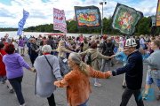 <p><img src="https://novosti-murmanskoy-oblasti.ru/uploads/posts/2025-01/1737640293_h8.jpg" alt="" />Рекорд на самый массовый хоровод в Заполярье попробуют установить в Ревде в рамках фестиваля &laquo;Рэнергия&raquo;. О мероприятии, которое проведут 25 января к 75-летию поселка, рассказали в местной администрации.</p>
<p><br />Хороводную вечёрку &laquo;Энергия Ревды&raquo; организуют под руководством регионального отделения Всероссийского хороводного движения &laquo;Хороводы России&raquo;. Команда этого всероссийского движения начала возрождать традицию 10 лет назад.</p>
<p><br /><span style="font-size: 14pt;"><em>&mdash; Хоровод &mdash; мощнейшее средство коммуникации. Главная задача этого древнего вида танца во все времена &mdash; нести в себе мудрость единения, дружбы. Возрождение традиционных праздников идёт повсеместно, люди возвращаются к своим корням и начинают ценить то, что есть в его культуре, его самобытности, &mdash; подчеркнули в администрации муниципалитета.</em></span></p>
<p><br />Торжественная церемония открытия фестиваля состоится 25 января в 12:00.</p>

<p>В пресс-службе правительства Мурманской области пояснили, что зрителей и участников ждут соревнованиях по дартсу, петанку, игре в снежки и многое другое.</p>

<p>Ранее сообщалось о проведении <a href="https://novosti-murmanskoy-oblasti.ru/48304-v-kirovske-10-komand-pokazhut-severnyy-harakter-na-festivale-snegoled.html">фестиваля</a> снежно-ледовых скульптур &laquo;Снеголед&raquo; в Кировске.</p>

<p><em>Фото: Правительство Мурманской области</em></p>