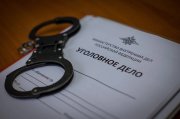 <p><img src="https://novosti-murmanskoy-oblasti.ru/uploads/posts/2025-01/1738040061_sa43mnju__o.jpg" alt="" />28-лнетний житель Никеля предстанет перед судом по обвинению в умышленном причинении тяжкого вреда здоровью, повлекшем по неосторожности смерть его знакомого. Мужчине грозит до 15 лет лишения свободы.</p>
<p>В сентябре 2024 года фигурант распивал спиртное со своим знакомым в квартире одного из домов в Никеле. Мужчины поругались. Обвиняемый нанес потерпевшему более 20 ударов руками по голове и телу. Последнему удалось покинуть квартиру, но спустя три дня он, не приходя в сознание, скончался в больнице.</p>
<p>На время следствия в фигурант находился под стражей. Обвиняемый признал вину в инкриминируемом преступлении, дал признательные показания. В настоящее время уголовное дело направлено в суд для рассмотрения по существу.</p>
<p><em>Фото: Екатерина Громова</em></p>