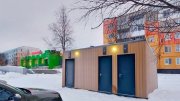 <p><img src="https://novosti-murmanskoy-oblasti.ru/uploads/posts/2025-01/1738055962_photo_2025-01-28_12-11-08.jpg" alt="" /></p>
<p>Жители Полярных Зорь всерьёз заинтересовались общественным туалетом на улице Курчатова, который по какой-то причине закрыт. О том, почему &laquo;умное&raquo; устройство недоступно для посещения, и как открыть &laquo;Сезам&raquo; горожане спросили на официальной странице губернатора Андрея Чибиса в социальных сетях.</p>
<p><br /><span style="font-size: 14pt;"><em>&mdash; В новогодние праздники каждый второй дергал за ручку и ни-ни. Может надо было хоровод водить и три раза песню спеть, чтобы Сезам открылся? Или там есть где-то функция распознавания лиц? &mdash; поинтересовалась Александра Останина.</em></span></p>
<p><br />В комментариях некоторые пользователи предположили, что туалет закрыт, потому что зайти туда могут не все.</p>
<p><br /><span style="font-size: 14pt;"><em>&mdash; Его, наверное, открывают только когда приезжает кто-то важный, &mdash; поделилась мнением северянка.</em></span></p>
<p><br />Ранее сообщалось, что неизвестные в очередной раз попытались <a href="https://novosti-murmanskoy-oblasti.ru/44490-v-olenegorske-vandaly-reshili-unichtozhit-obschestvennyy-tualet-ego-prishlos-zakryt.html">разрушить</a> общественный туалет, расположенный в сквере &laquo;Молодёжный&raquo; в Оленегорске.</p>

<p><em>Фото: https://vk.com/pzmoby</em></p>