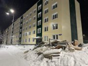 <p><img src="https://novosti-murmanskoy-oblasti.ru/uploads/posts/2025-02/1738567076_mmhs61ic6ic.jpg" alt="" />После капитального ремонта дома на улице Новой, 19 в Спутнке, строители оставили во дворе гору мусора. Среди отходов, в том числе, старые деревянные оконные блоки. О ситуации сообщает группа &laquo;ЖКХ-51: отзывы, советы, общественный контроль&raquo; в социальной сети &laquo;Вконтакте&raquo;.</p>
<p>Как уточняет группа, информация о мусоре передана в региональный Фонд капремонта. Что касается обновления здания, то фасад строители покрыли сайдингом. Заменили старые окна на современные стеклопакеты. Но у местных жителей есть замечания и на этот счет.</p>
<p><em><span style="font-size: 14pt;">&laquo;Нужно доделать (облагородить) новые подоконники, входные группы (закрыть монтажную пену, закрыть мягкий утеплитель), отрегулировать все новые доводчики, чтобы новые двери не хлопали. И отдельная огромная просьба, проверить насос, который в подвале 21 дома. Из министерства 15 января мне ответили, что выключить его нет возможности, тк продолжается наладка системы отопления. Но представители, которые приезжали на прошлой неделе сказали, что выключили его. Сильный гул насоса действительно прекратился, но разные постоянные звуки и легкий шум продолжается&raquo;, - сообщается в группе.</span></em></p>
<p><em>Фото: группа &laquo;ЖКХ-51: отзывы, советы, общественный контроль&raquo;</em></p>