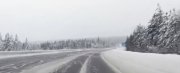 <p><img src="https://novosti-murmanskoy-oblasti.ru/uploads/posts/2025-02/1738829959_nogashmv9vy.jpg" alt="" /></p>
<p>Сотрудники Госавтоинспекции в рамках постоянного рейда проверили состояние дорожного покрытия на участке трассы Р-21 &laquo;Кола&raquo; на предмет нарушения обязательных требований в области безопасности дорожного движения.</p>
<p>Обследование прошло 5 февраля на участке с 1181 по 1183 километр. Выявлены недостатки в виде снежно-ледяных образований на проезжей части &mdash; иными словами снежный накат.</p>
<p>Такие дорожные условия могут привести к снижению сцепных свойств с поверхностью покрытия трассы. В адрес организации, заведующей дорогой, направлено предписание об устранении нарушений.</p>
<p><em>Фото: Управления ГИБДД по МО</em></p>