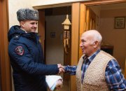 <p><img src="https://novosti-murmanskoy-oblasti.ru/uploads/posts/2025-02/1738840636_35tuhoi-cd4.jpg" alt="" />Руководитель Управления МВД России по Мурманской области посетил ветерана-блокадника Юрия Иванова из Умбы. Уроженца Ленинграда поздравили с Днём полного освобождения города от фашистской блокады. Памятная дата отмечается 27 января. Об этом рассказали в пресс-службе ведомства.</p>
<p><br />Юрий Иванов родился в 1938 году, во время войны он потерял двух братьев, а в конце 1943 &mdash; отца и мать. Юрий Иванов помнит жуткий голод, холод, постоянные бомбёжки и звучавшие сирены. Блокадник считает, что война лишила его детства, но закалила характер.</p>
<p><br /><span style="font-size: 14pt;"><em>&mdash; Пройдя службу в рядах Советской армии в пограничных войсках на границе с Финляндией, Юрий Иванов по совету знакомых приехал в Заполярье, где, добравшись до Мончегорска, ему неожиданно предложили поработать в милиции. Работа с трудным контингентом Юрия Николаевича не испугала &mdash; отметили в УМВД региона.</em></span></p>
<p><br />Дальнейшую жизнь Юрий Иванов связал со службой в правоохранительных органах в Заполярье. Он был награждён многочисленными медалями и грамотами. Во время встречи, руководитель регионального УМВД поблагодарил ветерана за многолетний труд.</p>

<p><em>Фото: https://vk.com/mvd51</em></p>