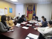 <p><img src="https://novosti-murmanskoy-oblasti.ru/uploads/posts/2025-02/1739519123_0yvfx4svkeu.jpg" alt="" />В Умбе состоялось первое заседание временной комиссии по преобразованию поселений, входящих в состав Терского муниципального района путём их объединения в Терский муниципальный округ. Об этом сообщили в Совете депутатов муниципалитета.<br /><br />Комиссией было принято решение о необходимости принять план соответствующих мероприятий, где будут указаны ответственные лица, сроки, способ передачи имущества и формирования органов местного самоуправления, бюджета округа и пр. Отмечается, что это необходимо для того, чтобы администрация, Совет депутатов, контрольно-счетная комиссия округа могли продолжить конструктивную и эффективную работу, и это негативно не отразилось ни на населении, ни на работе всех структур на территории сегодняшнего Терского района.<br /><br /><span style="font-size: 14pt;"><em>&mdash; Но прежде необходимо понять, что будет с органами местного самоуправления района и поселений: будут ли они все ликвидированы, либо есть возможность их переименования, чтобы минимизировать и финансовые и кадровые потери, либо преобразования районной администрации в администрацию округа с присоединением к ней администрации с. п. Варзуга, &mdash; подчеркнули народные избранники.</em></span></p>
<p><br />В Совете депутатов Терского района отметили, что исходя из практики регионов страны, единого подхода в этом вопросе не существует.<br /><br /><span style="font-size: 14pt;"><em>&mdash; Единого подхода на данный момент, как показывает практика разных субъектов РФ, нет. Поэтому принято решение обратиться в областное правительство и Мурманскую областную Думу со своими предложениями по формированию новых органов местного самоуправления Терского муниципального округа и за методической помощью, с предложением разработать модельный Устав, модельные правовые акты, как это делается во многих регионах, &mdash; уточнили в Совете депутатов муниципалитета.</em></span><br /><br /><em>Фото: Совет депутатов Терского района</em></p>